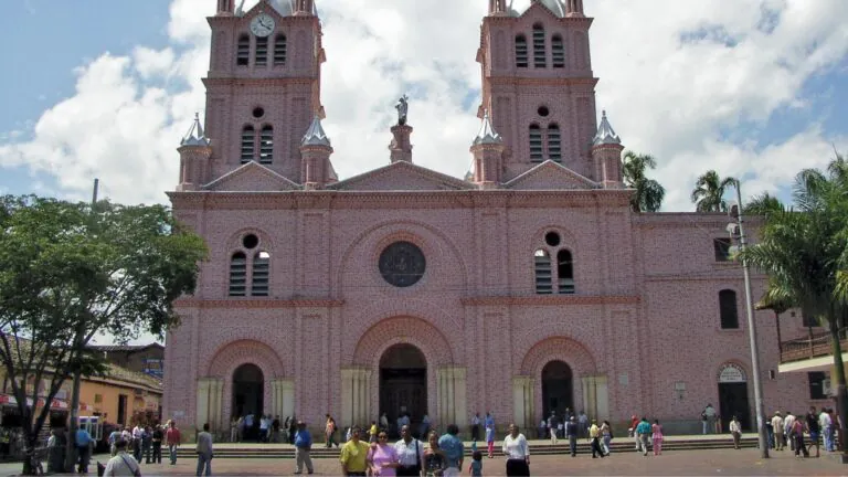 Pasadía: Buga, Señor de los Milagros y Finca Cafetera l desde Ibagué